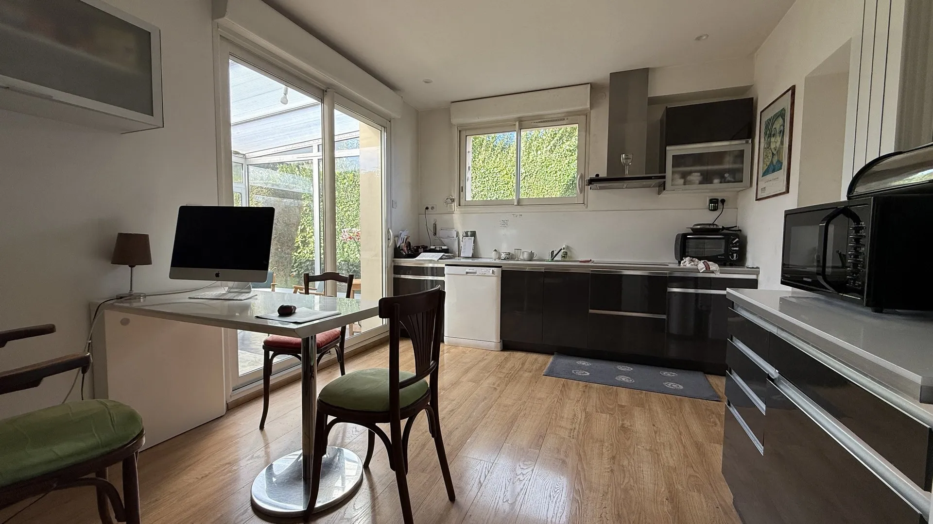 Une salle à manger et un WC indépendant complètent ce niveau de cette maison familiale à vendre en Seine-Maritime.