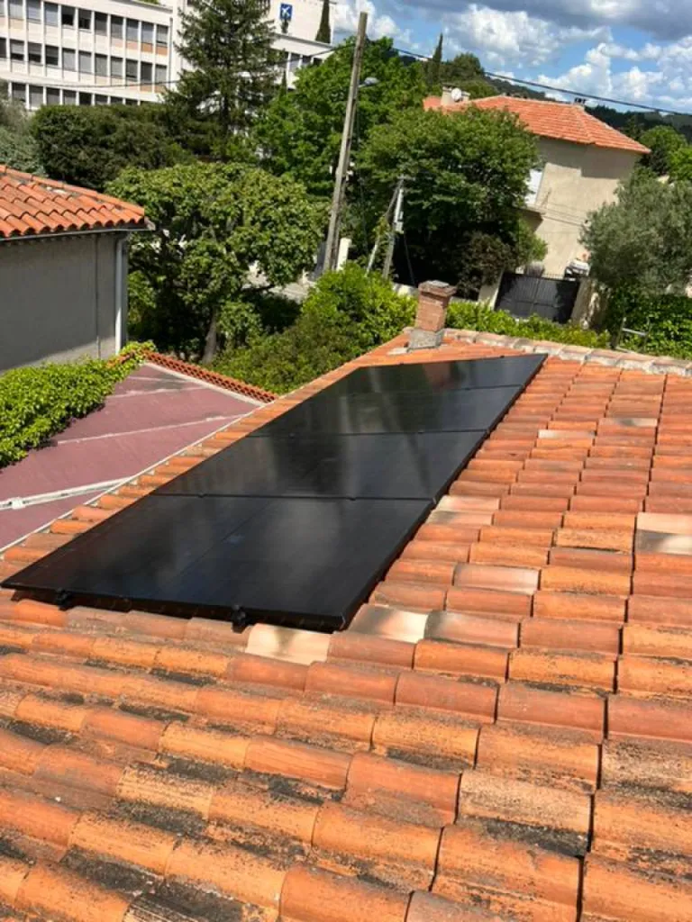 Pose de 12 panneaux photovoltaïques Dualsun avec onduleur et optimiseur SolarEdge