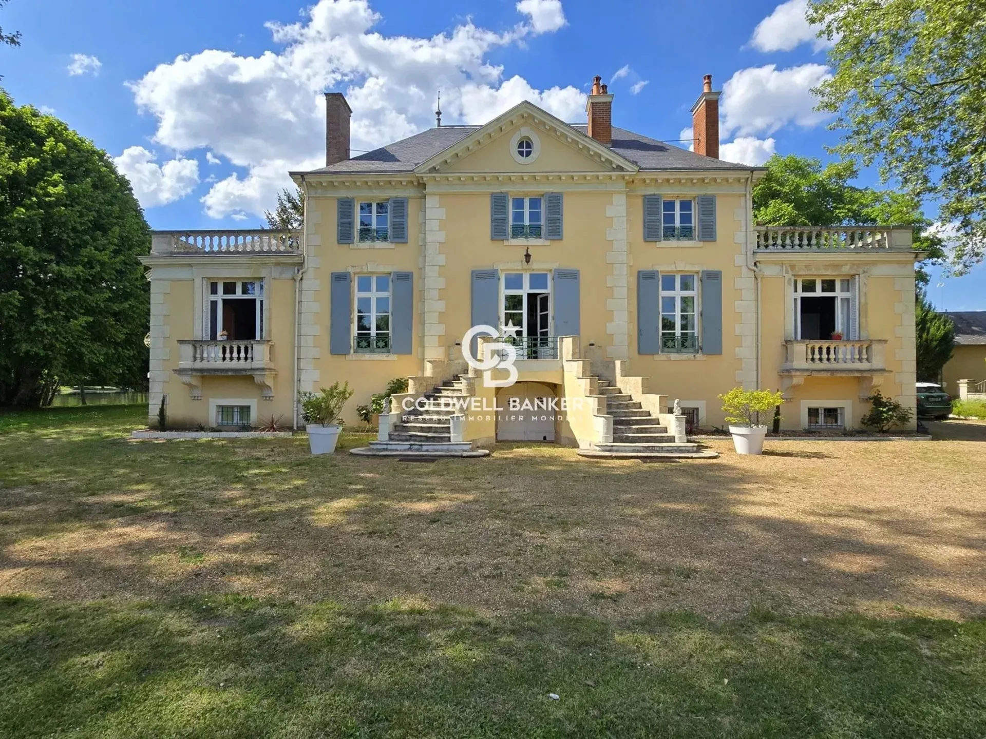 Élégant château rénové offrant environ 700 m² habitables, pièces de réception lumineuses et suite parentale de plain-pied dans un cadre naturel préservé.