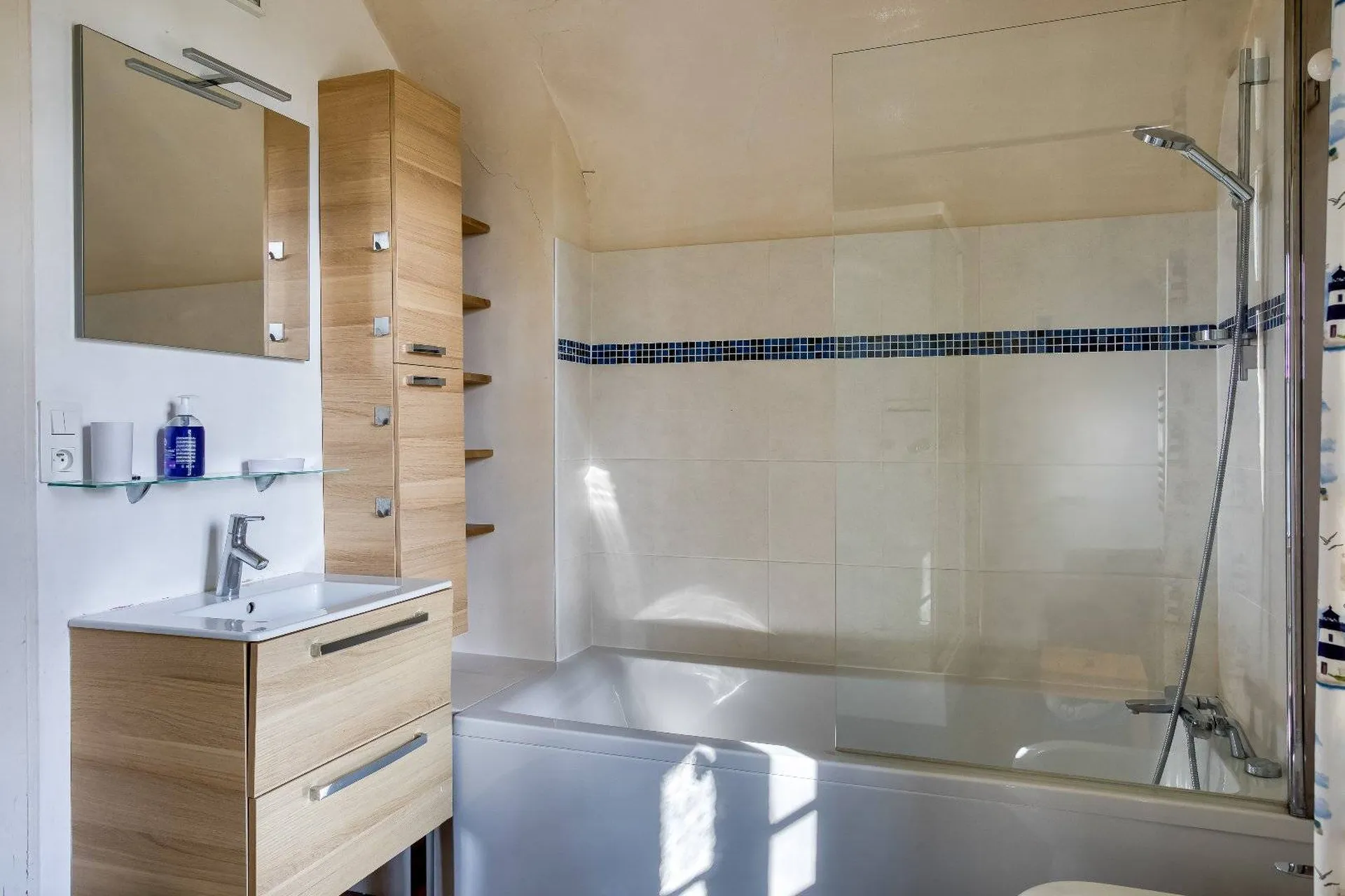 Maison de caractère de 245m² sur un jardin de 2 785m² à Sainte-Marguerite-sur-Mer - En Normandie.