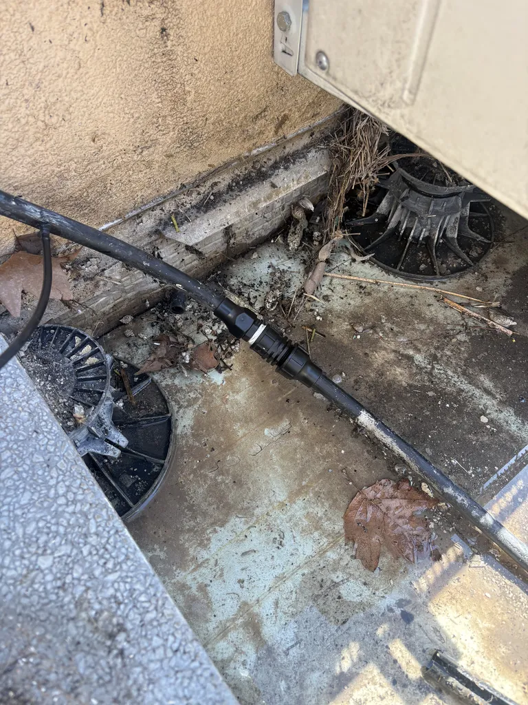 Réparation d’une fuite d’eau sur un réseau d’arrosage automatique pour éviter le gaspillage et les dégâts extérieurs