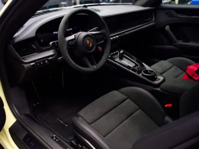 Détail du film PPF XPEL Stealth sur carrosserie Porsche satinée à Lorient.