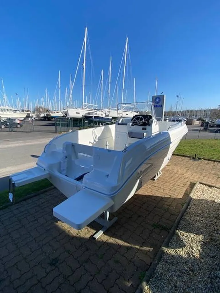 Bateau transportable de moins de 6 M sur remorque avec moteur hors bord à vendre chez Meca Nautique à Arzal