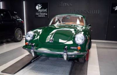 Polissage complet effectué sur la Porsche 356 verte, éliminant les imperfections et offrant une brillance exceptionnelle, suivie d'un traitement céramique Gtechniq pour une protection longue durée.