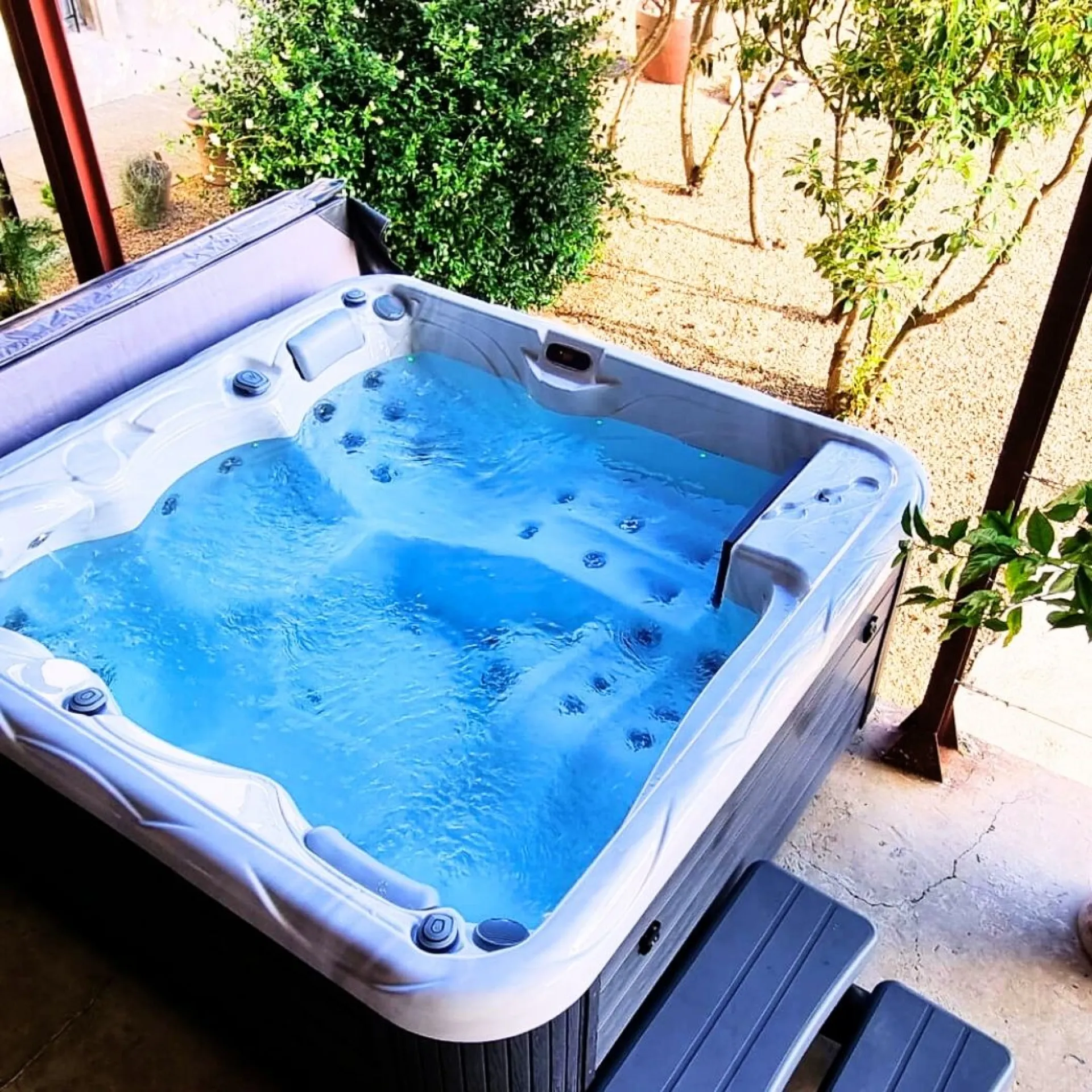 livrer-un-spa-5-places-plug-play-detente-rochefort-du-gard-proche-roquemaure-saze