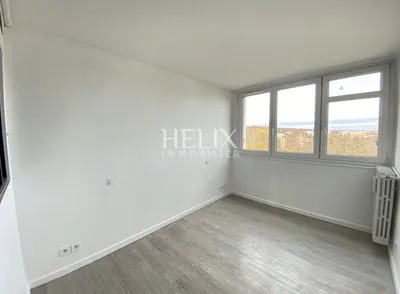 Le Pecq – Charles de Gaulle : 5 pièces traversant au dernier étage, loggia plein sud, vue dégagée