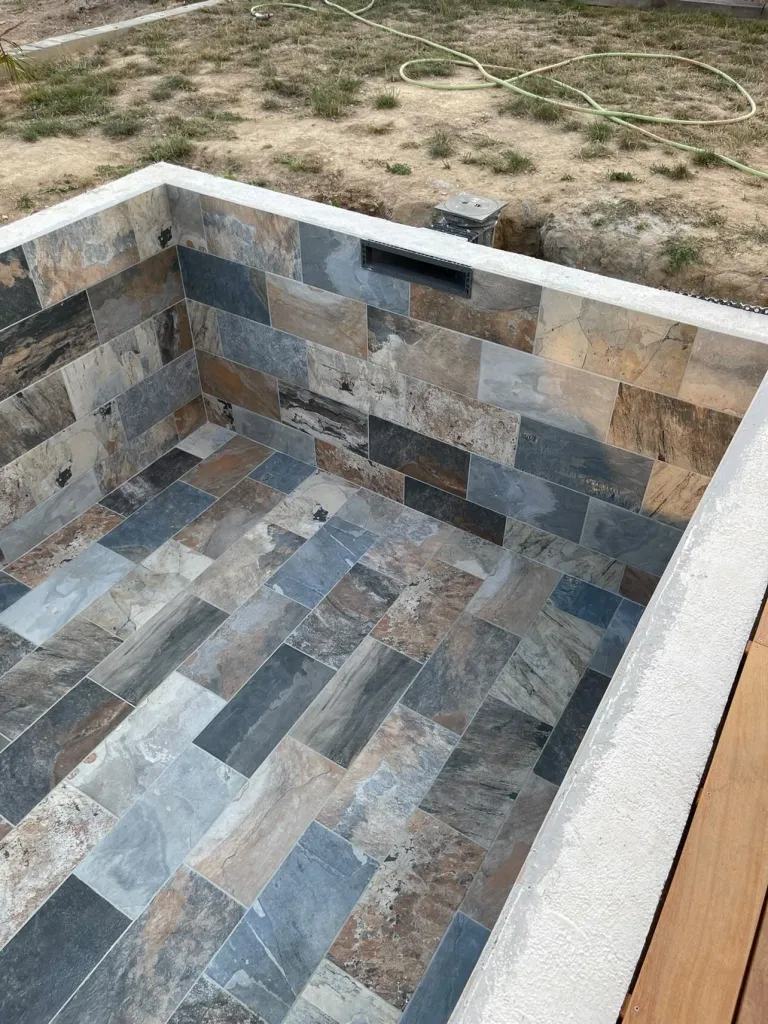 Inspirez-vous de nos réalisations clients avec du carrelage imitation pierre de Bali disponible à Dieppe et dans toute la région de Rouen.