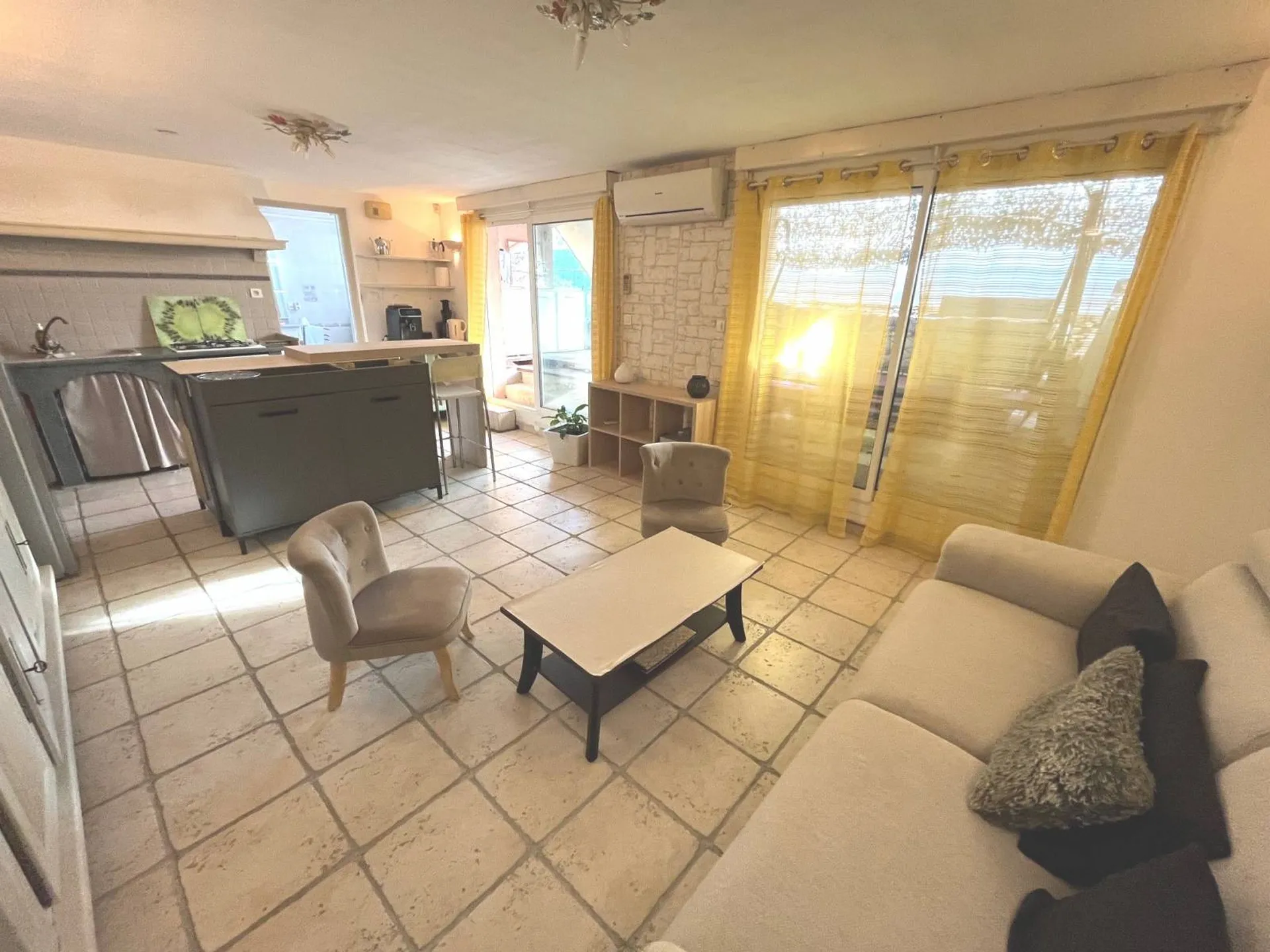 A VENDRE MAISON La Ciotat comprenant 3 logements terrain paysager avec piscine et cuisine d'été
