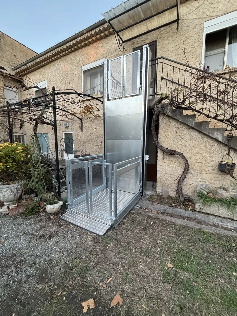 Une plateforme verticale STRATEGOS en extérieur à Manosque : un quotidien transformé pour un couple de 87 ans