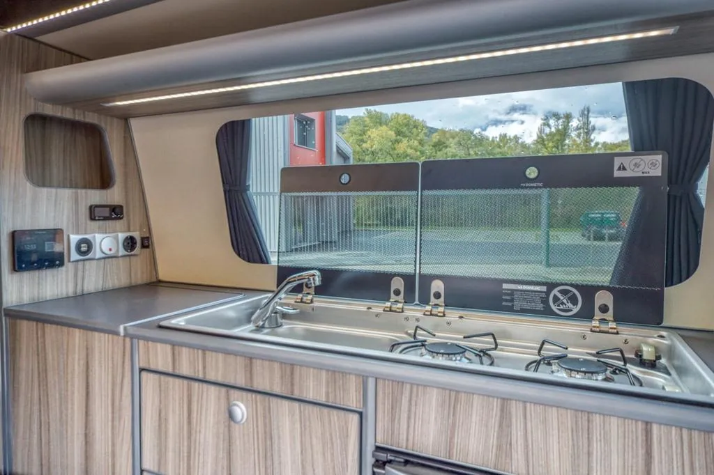 Aménagement de van intérieur VW T6 Court à Grenoble : transformation van compact en Isère