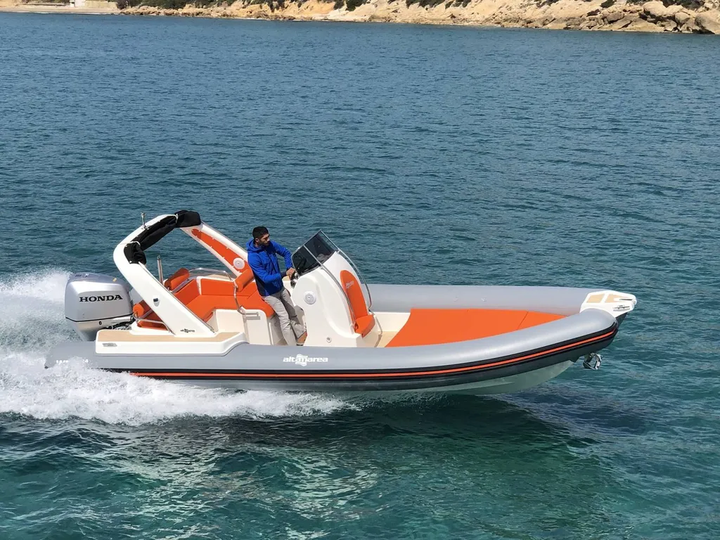 Location d'un bateau à moteur au port de Bandol
