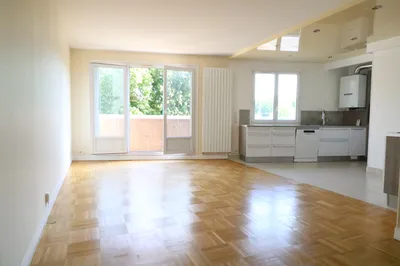 APPARTEMENT à louer au VESINET avec balcon ascenseur et parking en sous sol à 1 minute de la gare RER