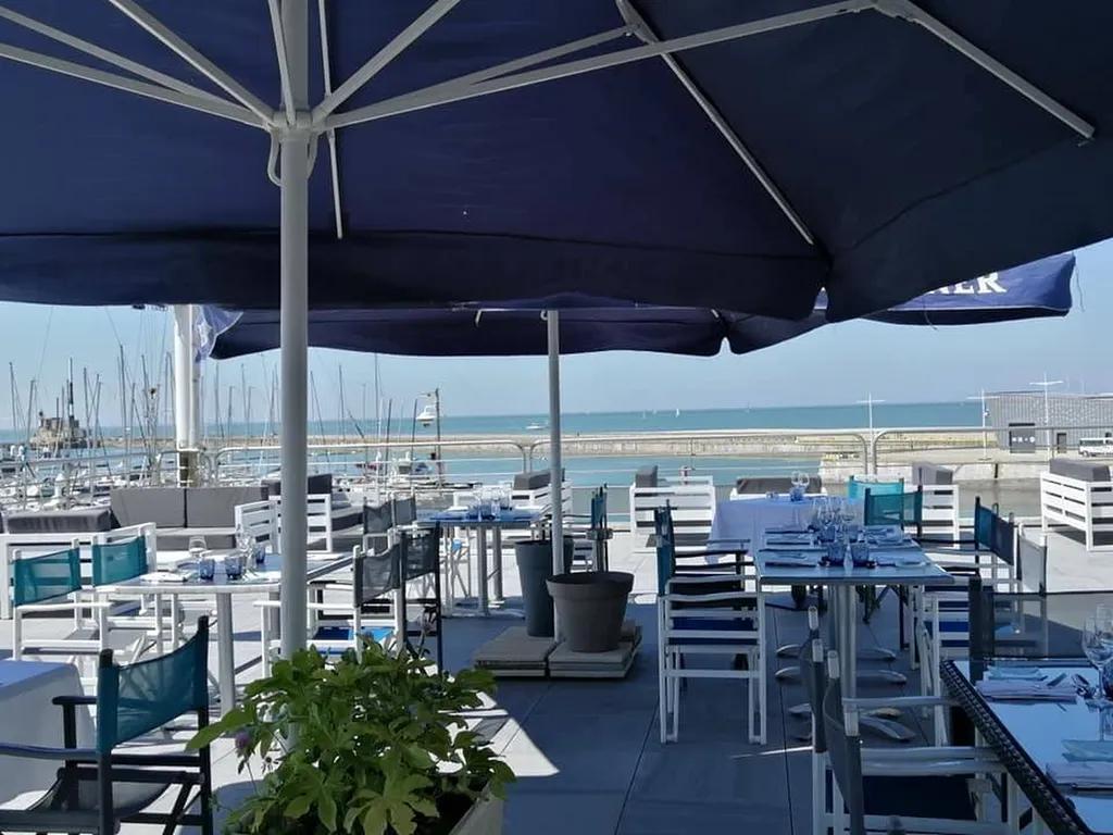 réserver une table au bord de mer