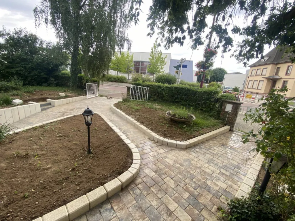Aménagement paysager d'une cour à Mundolsheim, près de Strasbourg CLK