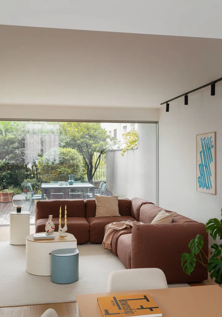 Découvrez le canapé Yak de Midj, modulable et composable, alliant design italien et confort absolu.