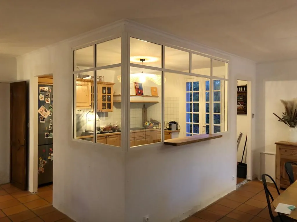 Conception et fabrication de verrières sur mesure en acier et verre pour cuisines ouvertes ou bureau à Aix-en-Provence