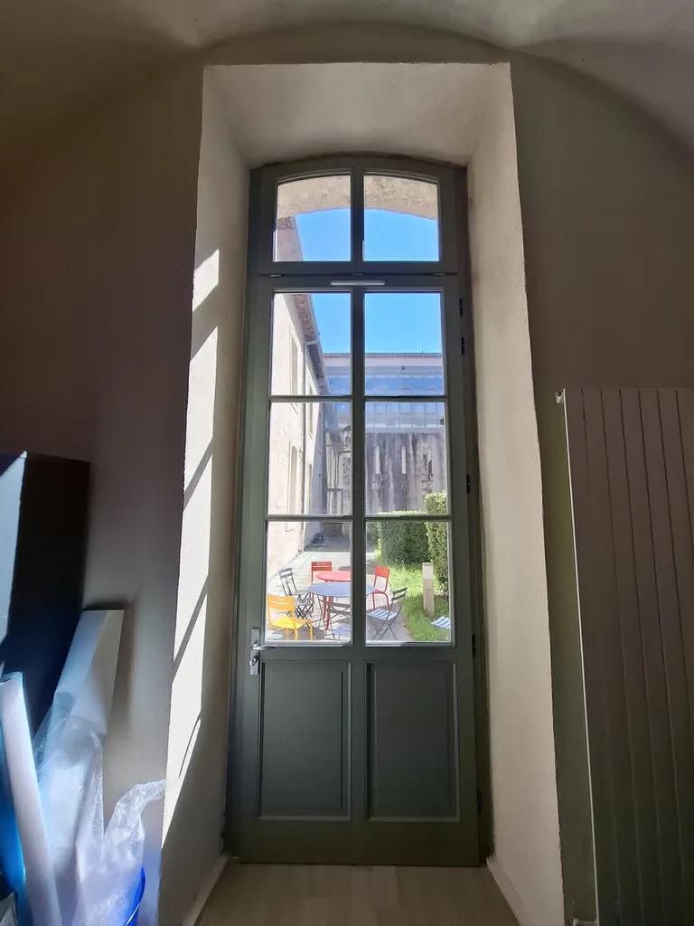 POSE DE FILMS ADHÉSIF SOLAIRE ANTI CHALEUR SUR PORTES FENÊTRES UNIVERSITÉ AVIGNON 