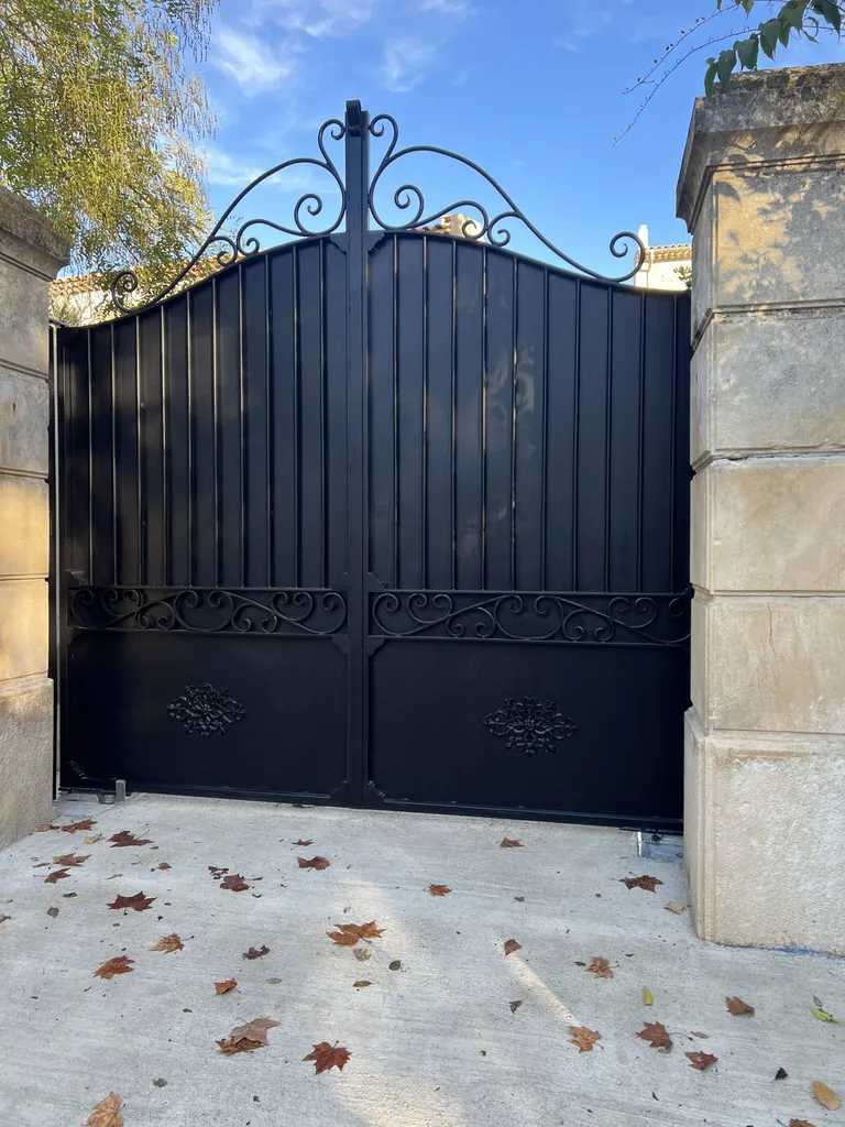 Création et pose d'un portail en fer forgé sur mesure double vantaux à Coudoux près de Salon de Provence