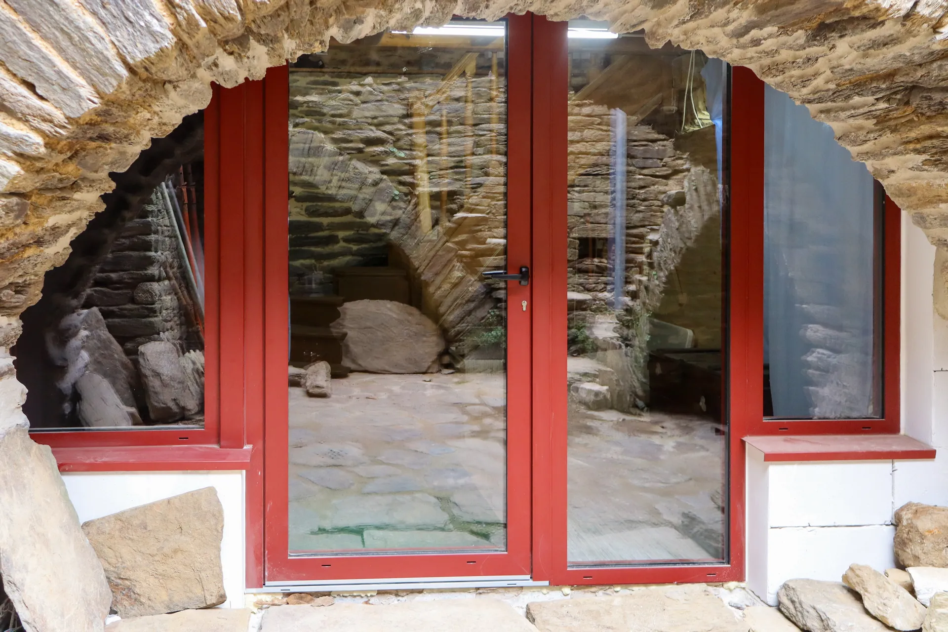 Réveil d'une voûte séculaire à Beaumont grâce à l'installation sur mesure d'un ensemble vitré bordeaux Granit Premium