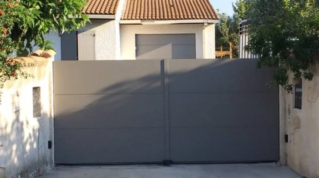 Pose de portails battants en aluminium en Occitanie