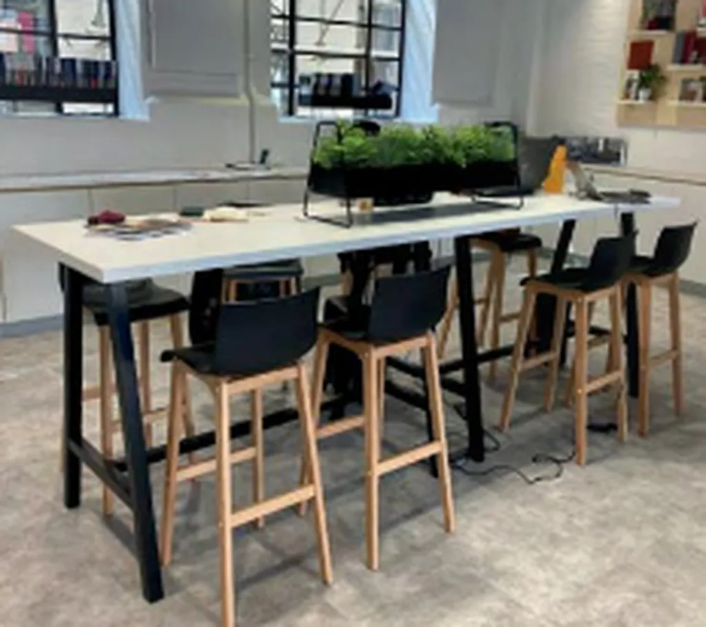 Table de travail Cohésion haute pour espace de coworking à Montpellier