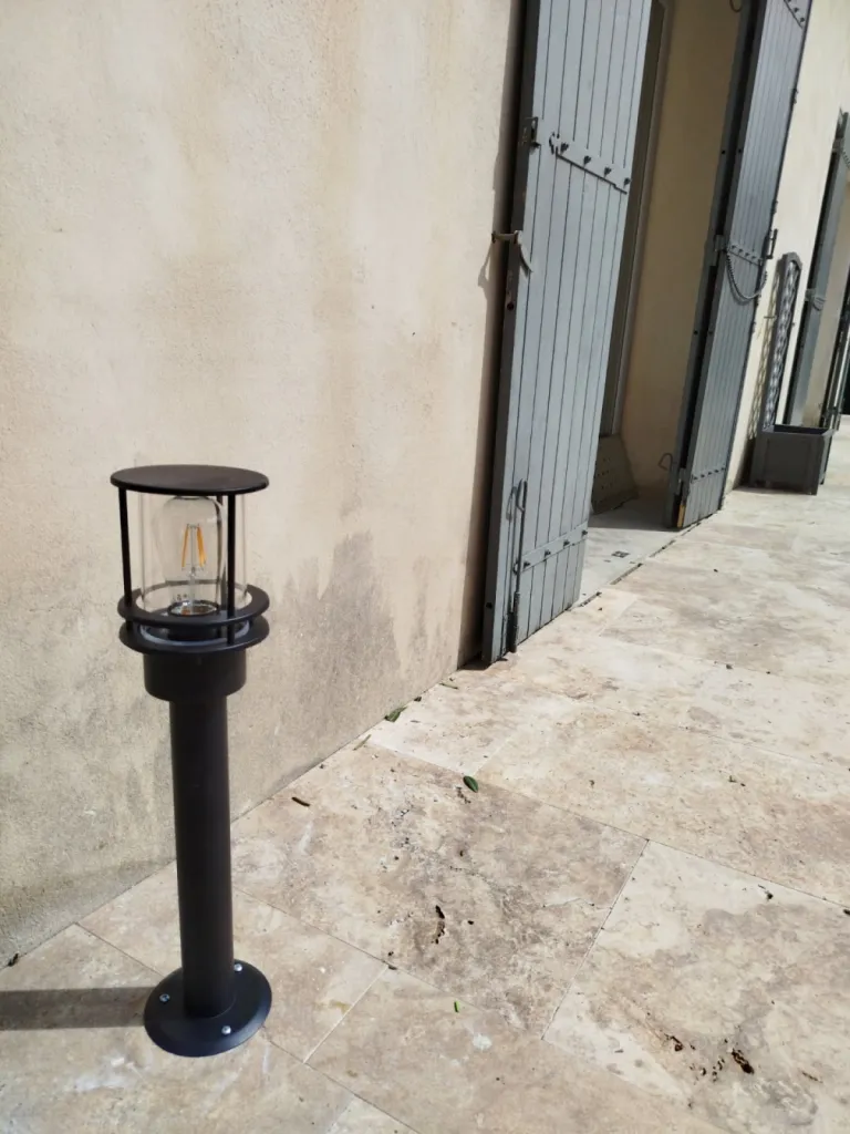 Installation complète d’éclairage extérieur LED et balisage sécurisé de piscine et jardin à Montpellier /Nîmes par Infiny Élec