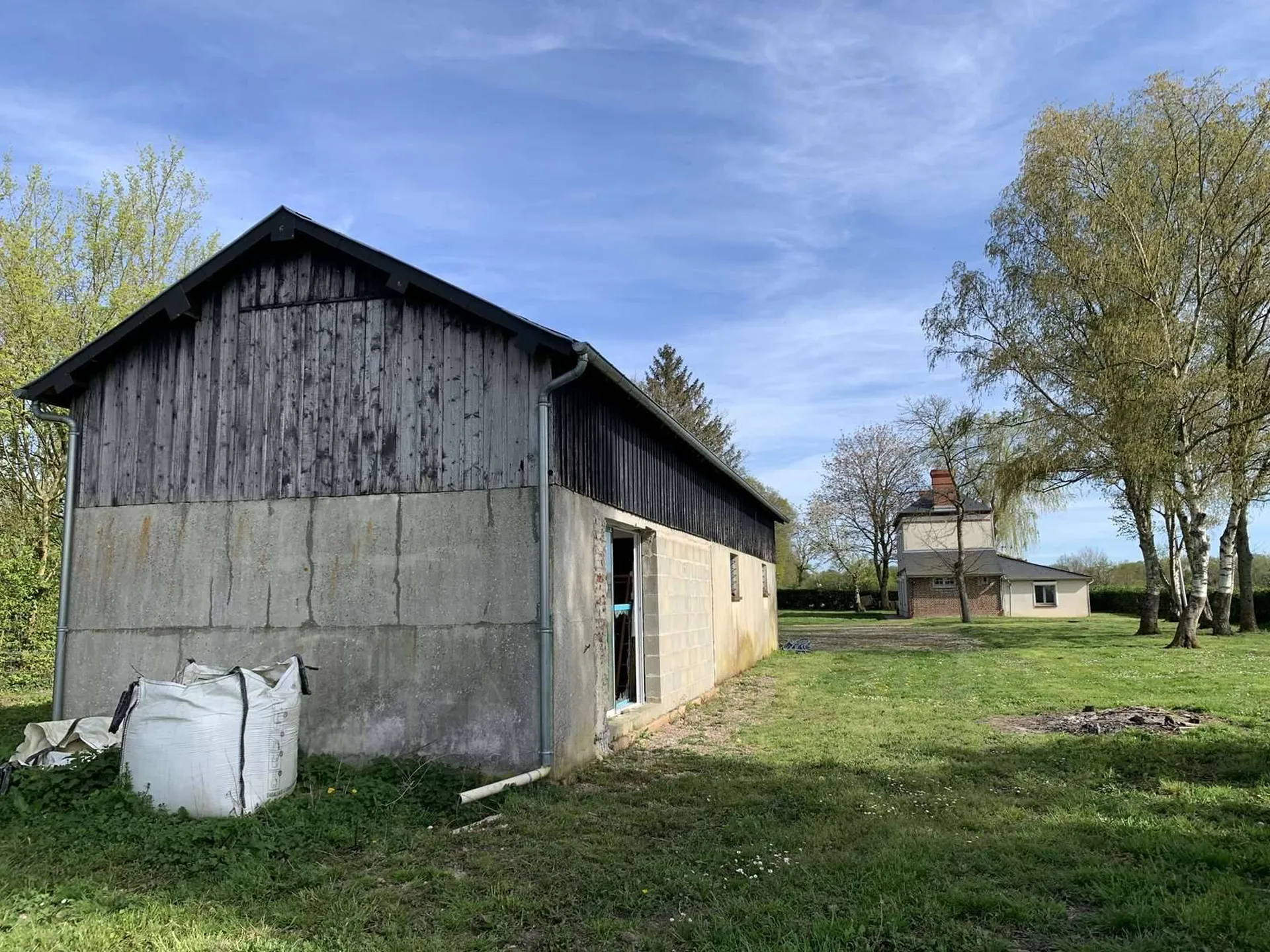 Située à 10 mn au sud de LISEUX (commerces et gare SNCF), l'agence immobilière TERRES ET DEMEURES DE NORMANDIE à LISIEUX 14100 - 41 Avenue Victor HUGO, vous propose d'acquérir cette propriété située en pleine campagne tout en étant facile d'accès.