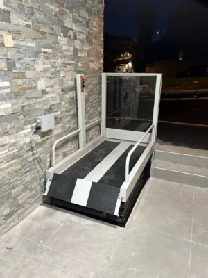 Mini élévateur LEHNER en extérieur avec portillon asservi à La Ciotat près de Marseille