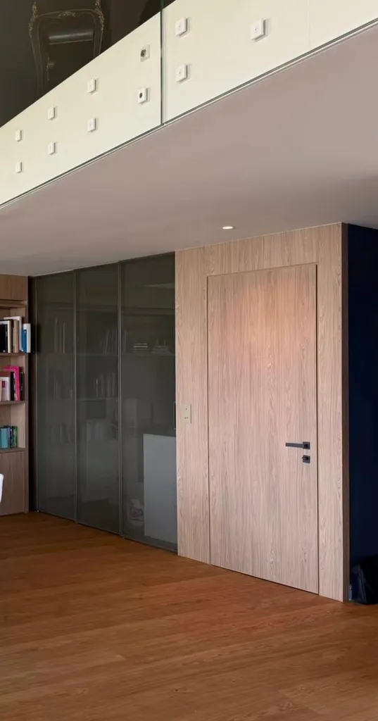 Intégration d'une porte blindée coupe-feu Silvelox Flamma 60 à fleur du mur dans un agencement Leicht, en coordination avec ATS, Sinopia et le cabinet Forma Archi