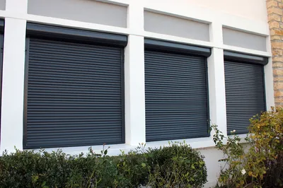 Installation de volets électriques avec domotique de couleur gris anthracite RAL 7016 à Argenteuil