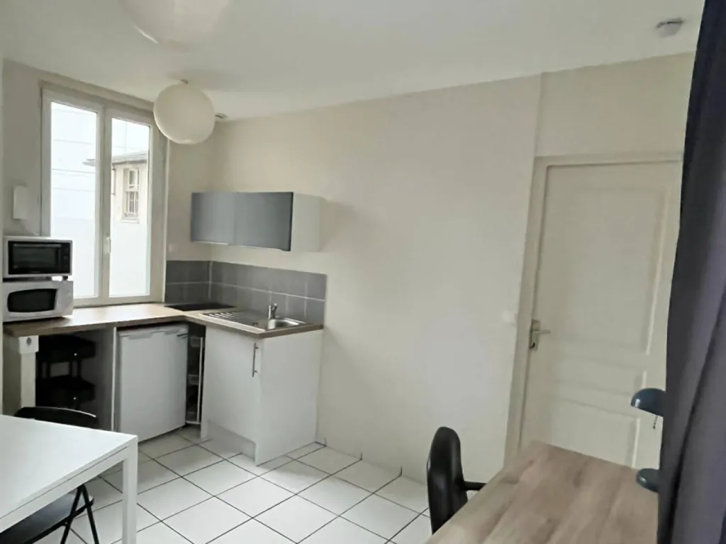 Bel appartement meublé de 24,68m² à la location, situé rue du Faubourg Martainville à Rouen, 520€ charges comprises
