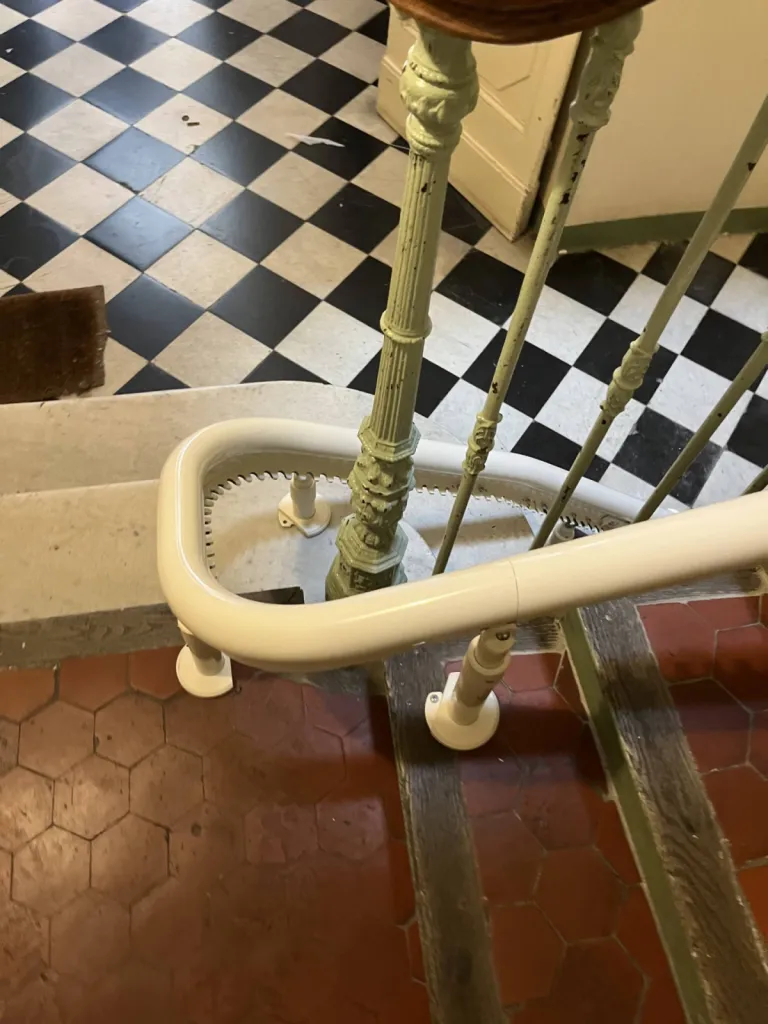 Une des parties sur mesure de ce fauteuil monte escalier OTOLIFT Modul'Air smart dans cette copropriété sur 2 étages à Marseille