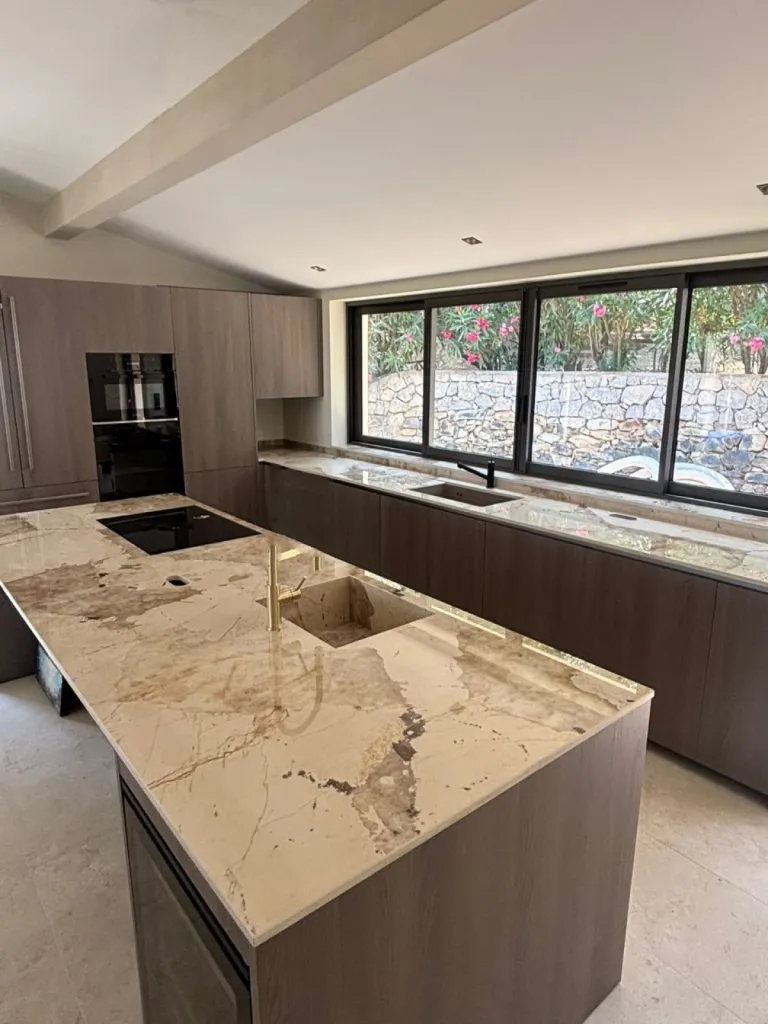 Fabrication et pose d'une cuisine en Dekton Khalo près de Chambéry