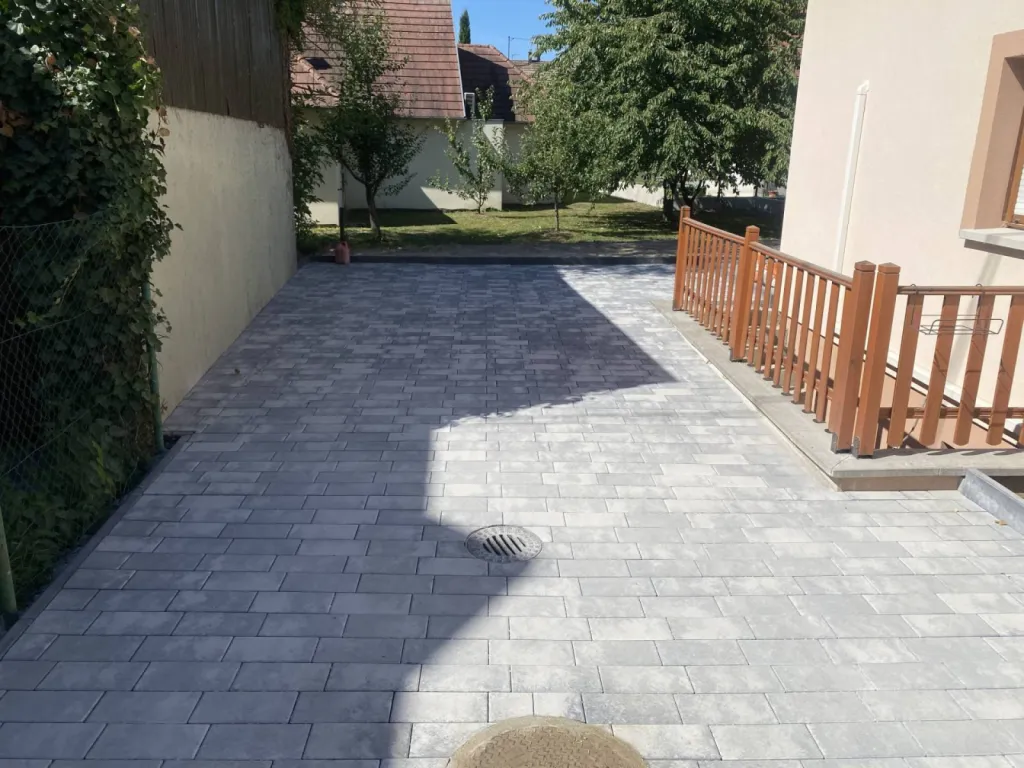 Chemin d'accès en pavé pour une maison à Sélestat dans le centre de l'Alsace