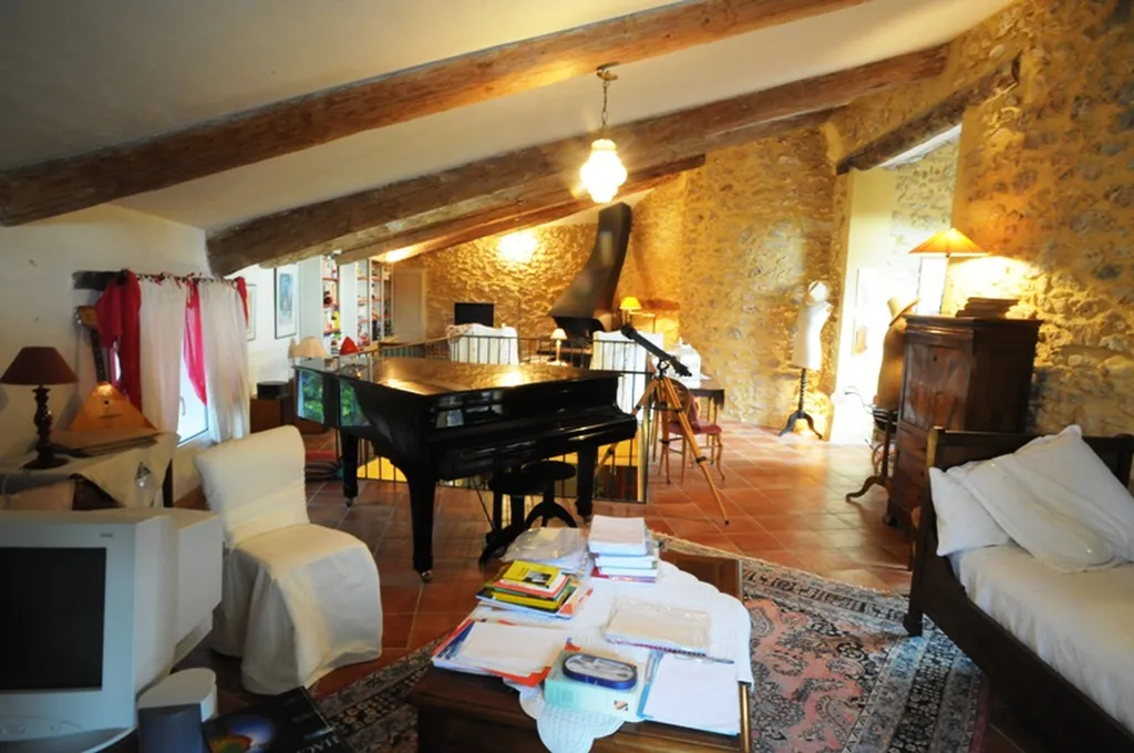 Proche Mont Ventoux , maison de Maître avec piscine au coeur d'un hameau.