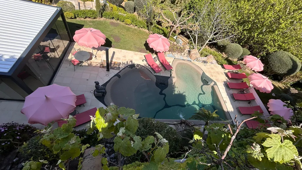 piscine lagon avec cascade vers Annecy