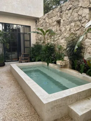 Piscine rectangulaire durable à Mimizan, idéale pour les familles. Faible entretien grâce à notre filtration éco-énergétique. Demandez un devis personnalisé.