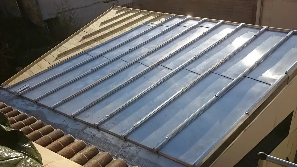 Rénovation complète d’une toiture en zinc avec gérance des déchets à Sautron près de Nantes