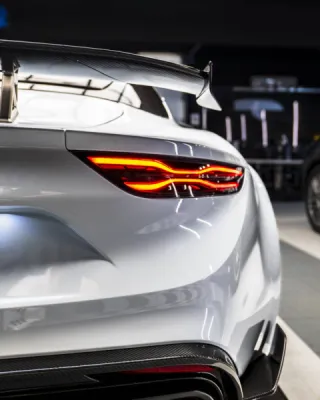 Protégez votre Alpine A110 R avec le film de protection XPEL, une solution idéale pour préserver la peinture et l’esthétique d’origine de votre véhicule.