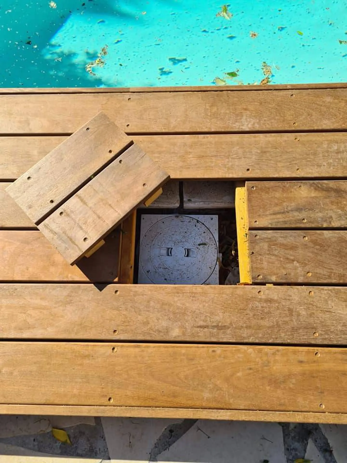 Margelles pour piscine en bois dans les Bouches du Rhône