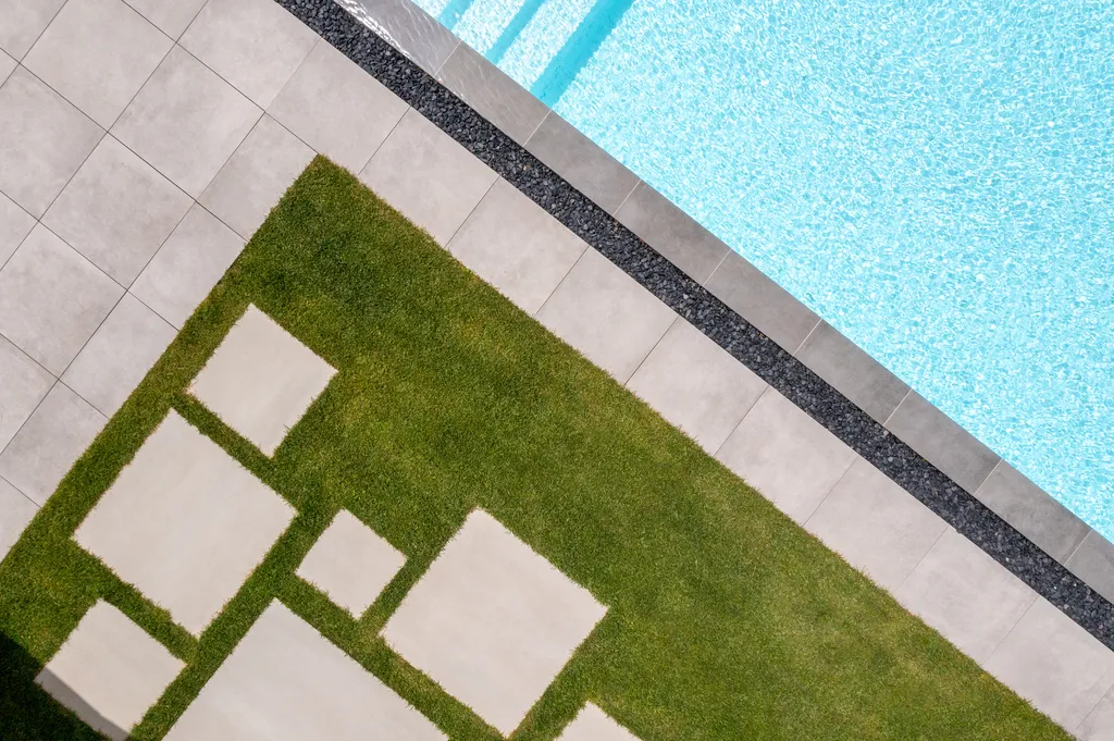 Rénovation de piscine, installation de pergola et sauna extérieur avec potager paysager à Toussieu (69780)