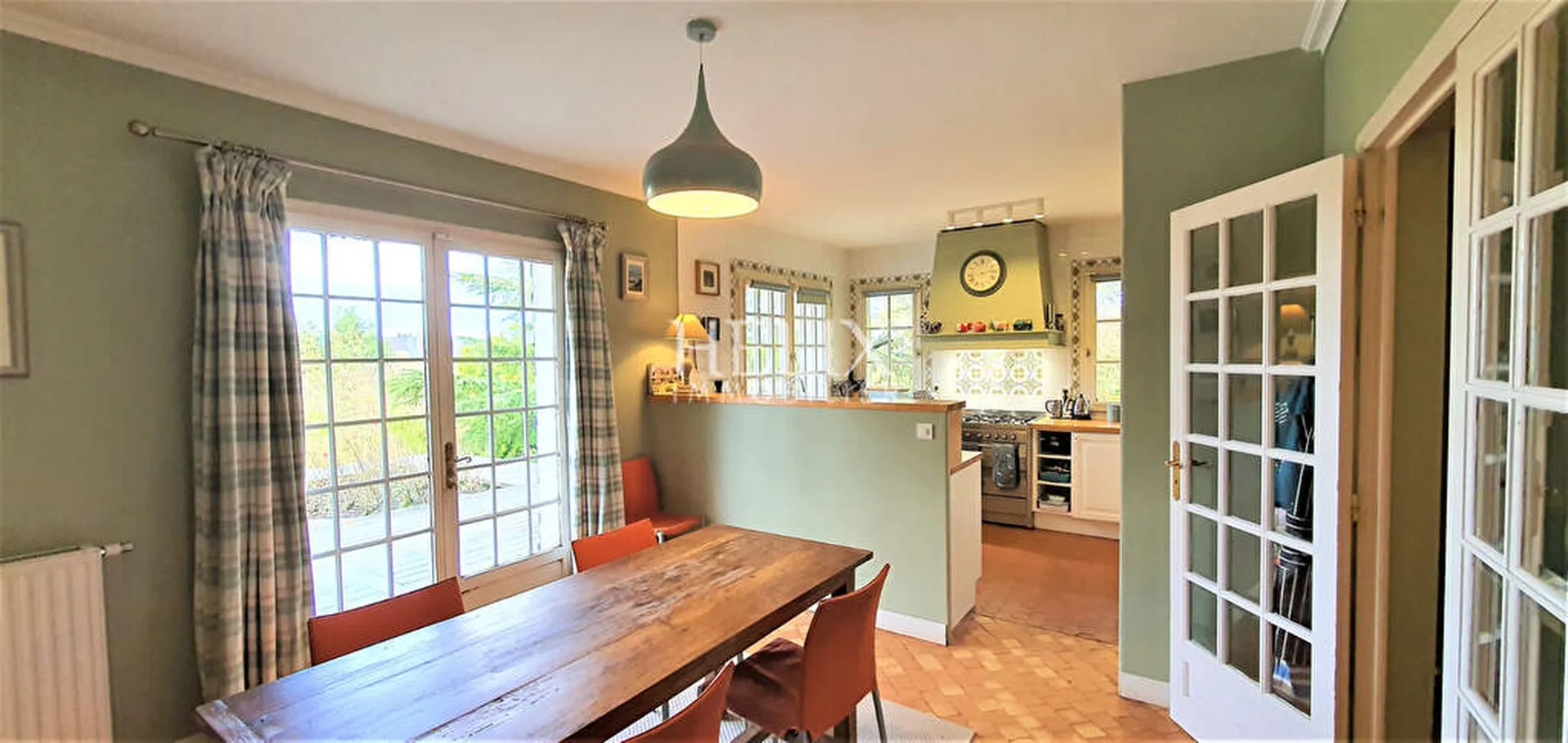 Vue sur le golf de Saint Nom la Bretèche pour cette maison avec 5 chambres