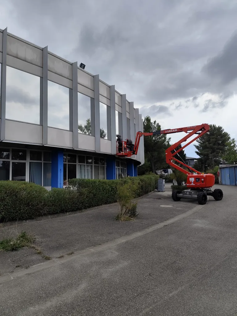 Films solaires et effet miroir pour façades vitrées afin d’optimiser confort énergétique d’une entreprise près d’Aix-en-Provence