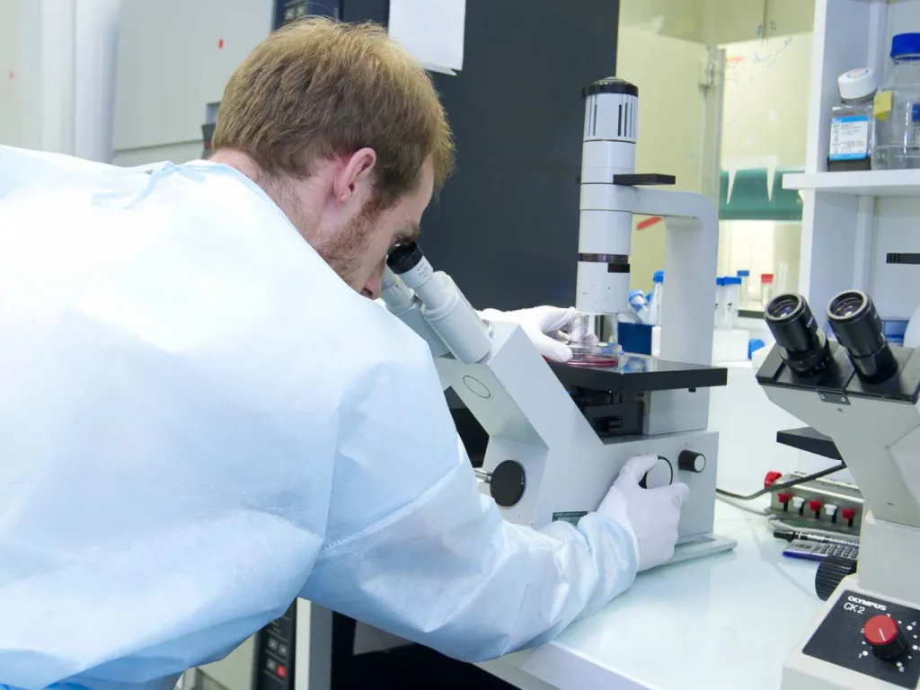 photographe spécialisé pour centre de recherche en santé salle de culture microscope