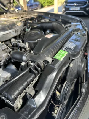 Nettoyage par cryogénie d’un moteur d’une Mercedes Classic 560 SEC à Saint- Avé dans le Morbihan près de Vannes