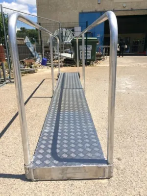 FABRICATION PASSERELLE AVEC GARDE CORPS ALUMINIUM SUR MESURE AMOVIBLE AVEC ROUES MARSEILLE 13