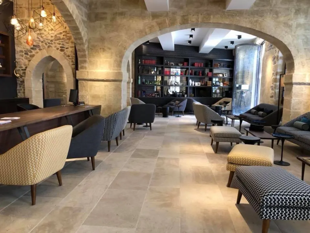 Pierre de Dordogne pour dallage. Showroom sur RDV au 36 rue de Bourgogne 75007 Paris.