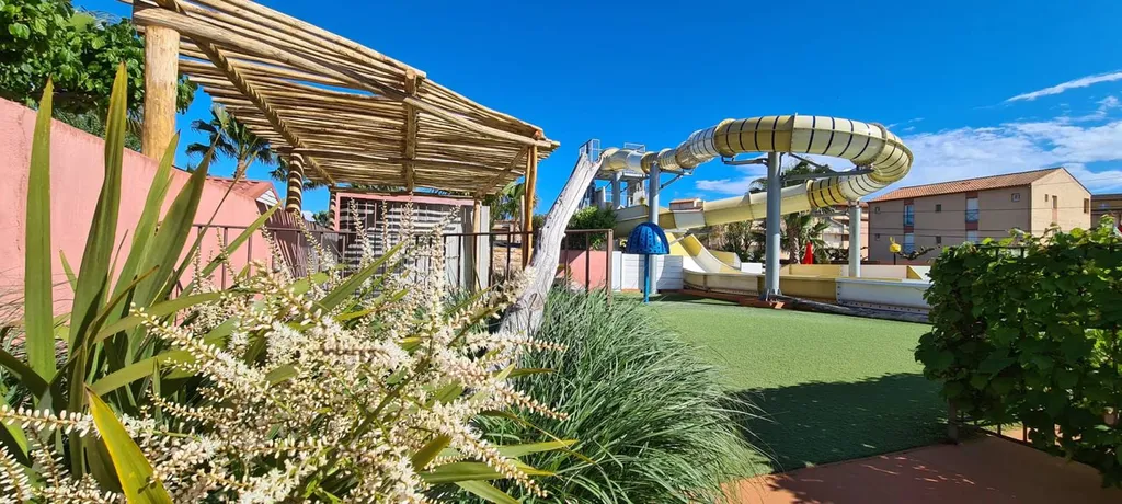 camping proche de la mer avec  piscine chauffée et toboggan à Vias Plage