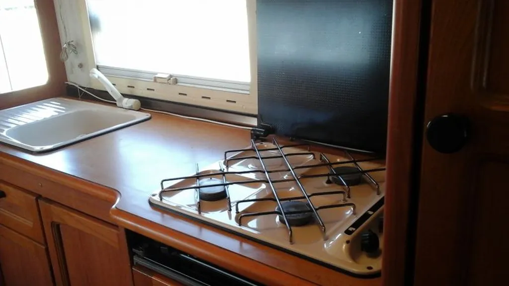 camping car petite taille capucine burstner à lancon de provence 13680