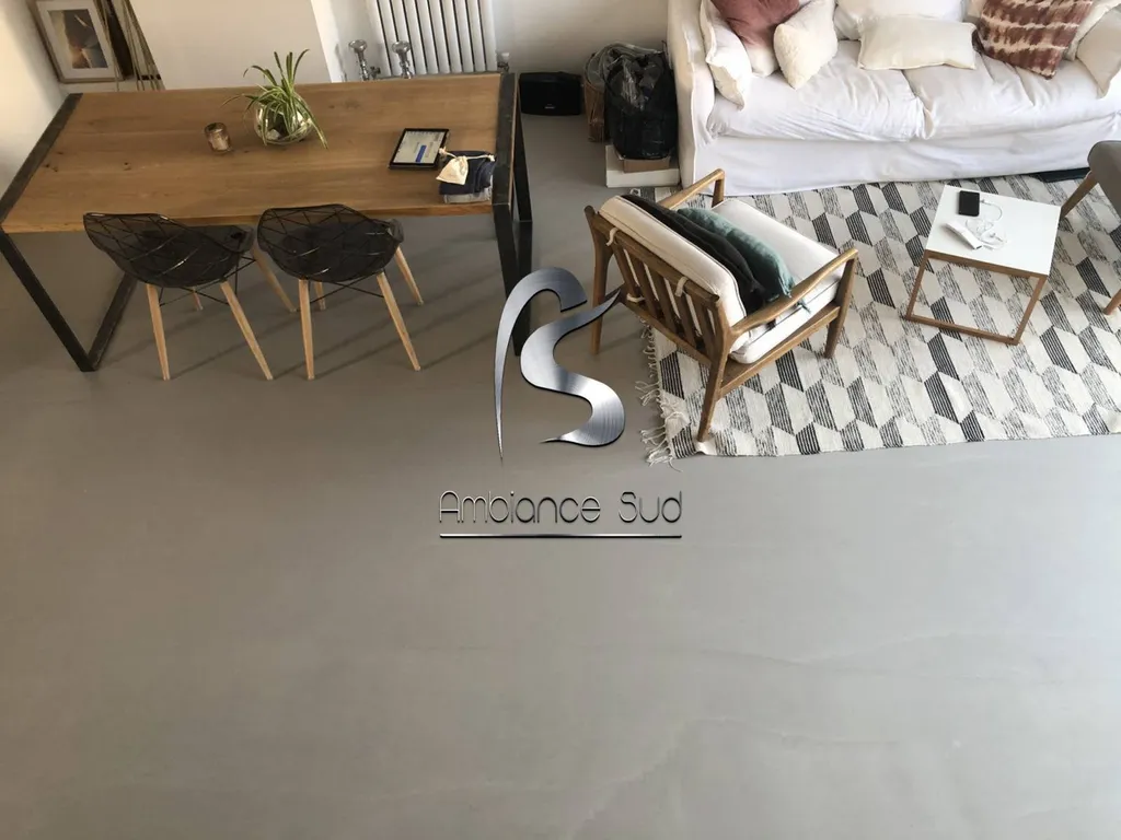 Décoration intérieure tendance avec un béton ciré sur carrelage à Saint-Cyr-sur-Mer